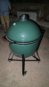 There are many benefits of using the Big Green Egg - it's a complete outdoor cooker that works for both high heat and low heat foods, it's easy to start up, and uses absolutely no gas.