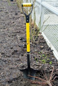 This spear head spade is made from heavy duty, high-carbon manganese steel. Its sharp, spearhead-shaped blade slices through soil quickly and efficiently.