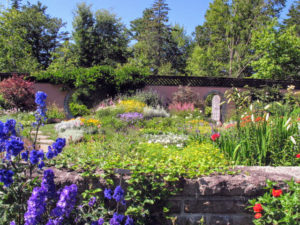 The gardens are perfectly manicured with immaculately kept flower beds filled with dahlias, lisianthus, sunflowers, verbena, salvia, gladioli and so much more.