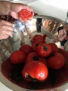 Here, Enma shows the interior of the tomato. At this time, Enma also hulls the leftover parts of the stem at the top of each tomato.