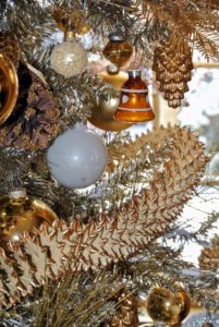 We also used white and cream-colored ornaments, and ornaments in shades of copper and brass - all these metallic colors blend together beautifully.