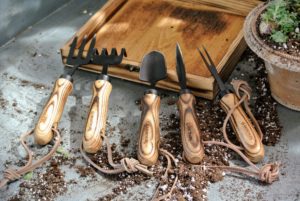 The Intervale Mini Garden Set comes with five tools - a trowel, fork, a four-tine rake, a two-tine fork, and a dibbler in a pine box. These tools are great for working in tight, small spaces.