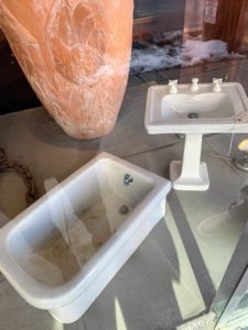 This is a sample tub and sink for sale.