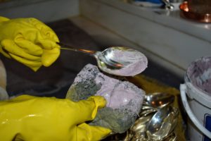 Enma applies a small amount of silver cream onto this spoon. For intricate areas, you can also use a cotton-tipped swab to apply the cleaner.