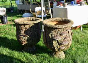 Jeffrey Henkel, a private antiques and design dealer had these faux bois planters at his tent. I love the faux mushrooms on the sides. https://www.instagram.com/jeffreyhenkel/