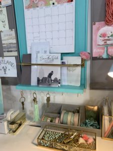Then I showed how to make a decorative one-stop memo board to keep notes, a calendar, and keys, so there is no rush to find things.