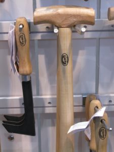 Their spades have 'T' handles - very distinctive and quintessentially Dutch.