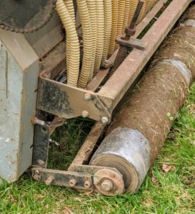 On the other side, the rotary bar helps vibrate the tines to break up the soil and loosen the roots. This helps to push the seeds into the soil, and increase water absorption.