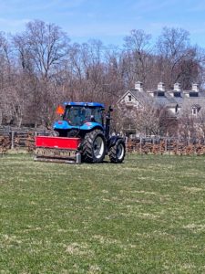 And he also does the paddocks. For the paddocks, in addition to orchard-grass seeds and timothy hay seeds, ryegrass and Kentucky bluegrass seeds are increased for better summer grazing.
