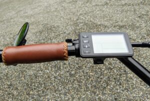 On the left side of the handlebars is an LCD display with a USB charger port for a phone. Here, one can control the twist-and-go throttle and five pedal-assist levels.