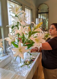 Lilies are one of the top cut flowers in the world because of their long vase life and flower form. Enma arranges them, so they look full from all sides.