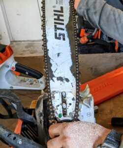 The chain needs to be sharpened if the shavings cut from the chainsaw become very fine and almost dust-like, or if the saw does not cut straight. If the teeth on the chainsaw chain become dull, the saw will not cut correctly or efficiently.