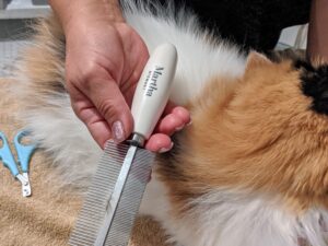 Enma loves how comfortable it is to hold. One side has tightly spaced tines and the other has tines a bit further apart. It can also be used to check for fleas and ticks.