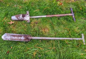 There are several different tools used for planting bulbs depending on the size of the bulb. These are traditional long handled bulb planters made with powder-coated steel. The six inch barrel is perfect for planting most bulbs and has a 37 inch long handle for planting ease.