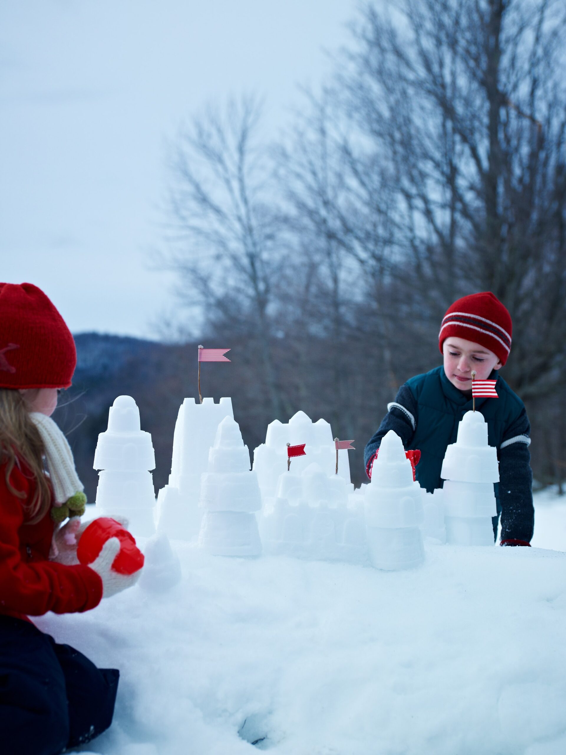 Игры можно играть зимой. Зимние развлечения. Снежная крепость. Снежные забавы для детей. Дети зимой.