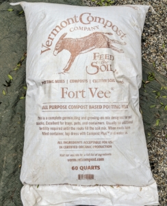 This Fort Vee mix is developed for organic gardening. It is great for use in soil blocks, trays, and pots.