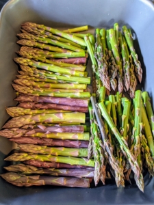 There is also a lot of delicious asparagus growing in the garden, so we picked everything that was available. It will be added to the risotto.
