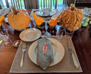 In my Winter House Brown Room, everything is ready for breakfast. I decorated the table with an autumnal theme - pumpkins and gourds in all different sizes, linen placemats and napkins in shades of brown, and my Drabware plates.