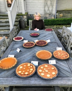 I made a total of 30-pies yesterday. It was a pleasant day, so they all cooled outdoors on my terrace parterre. Here I am waiting to give them out at the end of the day.
