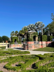 The ornate landscape and architecture of Vizcaya were influenced by Veneto and Tuscan Italian Renaissance models and designed with Baroque elements. F. Burrall Hoffman was the architect, Paul Chalfin was the design director, and Diego Suarez was the landscape architect.