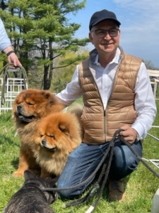 Antiques expert and auctioneer, Frank Kaminski, took a break to visit with my Chow Chows, Emperor Han and Empress Qin. These dogs love meeting all the people.