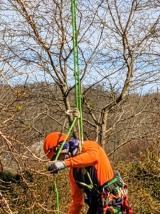 Ricardo prepares his double line with what is called a "Blake Hitch Knot" which is a friction, or slide and grip hitch. It is often used by arborists for ascending and descending.