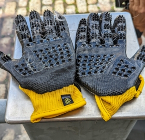 Donkey coats are very thick and hold lots of dust and dirt. These gloves have special scrubbing pads that help to clean and massage them.