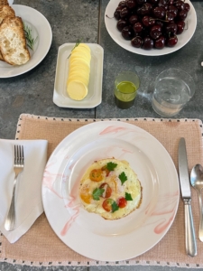 This was the morning of August 3rd, my birthday. I enjoyed the best fried eggs with tomatoes and parsley from the garden - and the eggs are from my chickens, of course.