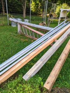 For this project, the crew needs several aluminum pipes and long pieces of timber. All of these were already here at the farm. We save as much material as we can for projects like this.