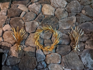 This gold toned metal wheat swag is rust and weather resistant, so hang it up above the mantel or outside on the porch.