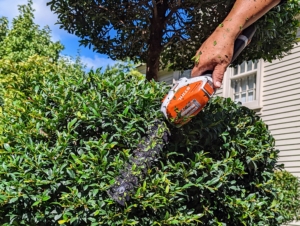 This tool is so lightweight and easy to use. It has a rubberized handle for comfort and a secure grip and it comes with its own roll-up case to store all its accessories. The hedge shear attachment with double-sided cutting blades cuts in both directions.