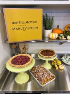 In this area, Martha Stewart & Marley Spoon desserts, also available as part of the meal menu options for Thanksgiving. Among them, Pink Lady Apple Crisp with Oats & Warm Spices, Cranberry Buttermilk Chess Pie, Pecan Pie with Maple, Caramel & Brown Butter, and Pumpkin French Toast Bake.