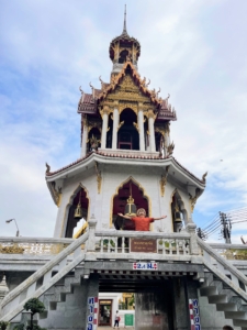 여기 다른 사원 앞의 Chihiring이 있습니다.  태국에는 수천 개의 불교 사원이 있으며 대부분이 여전히 활동 중입니다.  사찰은 크기가 다양하지만 부처에게 기도하고 건강과 행운을 빌고 승려에게 조언을 구하는 데 주로 사용됩니다.