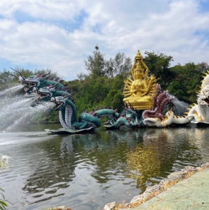 치링과 밍마는 또한 태국 사업가 렉 위리야판트가 건설한 박물관 공원인 고대 도시를 방문했습니다.  태국의 Samut Phrakan 지방에 위치한 이 공원은 태국 모양으로 만들어진 약 250에이커의 땅을 차지합니다.