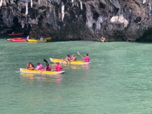 두 사람은 배를 타고 팡아만(Phang Nga Bay)의 랜드마크인 제임스 본드 섬(James Bond Island)으로 이동할 수 있었습니다.