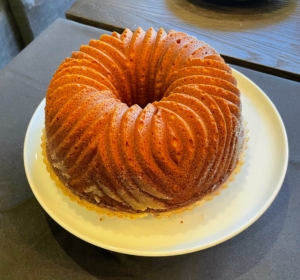 I made this cake earlier in the morning. It is a dense pound cake scented with lemon and Armagnac - a distinctive brandy produced in the Armagnac region in Gascony in southwest France. I also covered it with a sugar-butter Armagnac glaze.