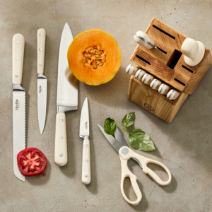 일상적인 요리를 위한 신뢰할 수 있는 칼 세트를 찾고 있다면 ABS 삼중 리벳 단조 손잡이와 아카시아 나무 블록이 있는 Eastwalk 스테인리스 스틸 칼붙이 칼 블록 세트를 사용해 보십시오.  하이 카본 블레이드와 인체 공학적 핸들이 함께 제공됩니다.