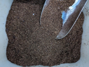 It’s best to use a pre-made seed starting mix that contains the proper amounts of vermiculite, perlite and peat moss. Seed starting mixes are available at garden supply stores.