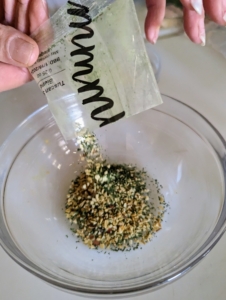 Then, Elvira prepares the marinade. This Tuscan Spice Blend is included in the kit with all the other necessary dry ingredients for the dish. A Tuscan spice blend includes ingredients such as dried basil, oregano, rosemary, marjoram, fennel seeds, and garlic powder.
