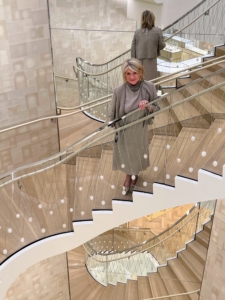 And here I am at the center of the boutique standing on a sweeping curvilinear staircase crafted in cerused oak, with transparent balustrades and angled infinity mirrors inspired by Elsa Peretti’s organic forms.
