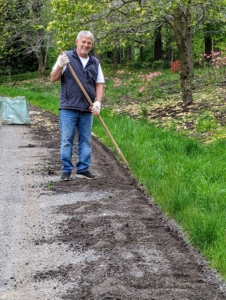 I have four miles of gravel-covered carriage road at my farm. Gravel roads are attractive, easy to maintain, and accumulate less pollutants over time. It’s important to edge and shape the roads regularly, so they drain properly and look tidy. Here, Fernando uses a hoe to remove weeds and overgrown grass from the edge.