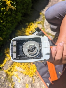 The tool's two blades are easy to switch. Phurba just removes the hedge shear from the bottom. Here is a view of the motor inside.