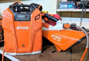 This is STIHL’s backpack battery and hand blower. The backpack battery eliminates the cost of fuel and engine oil and can be used with several other useful accessories.