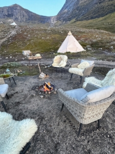 The fire pit is surrounded by comfortable, big chairs - it's true "glamping" style.