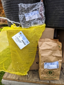Bulbs need to be packaged very carefully to ensure they are kept in the best conditions during transport. Van Engelen uses netted sacs, paper bags, and plastic pouches depending on the bulbs’ humidity needs. The bags are also designed with a number of holes for air circulation and humidity control – some have more, some have less.