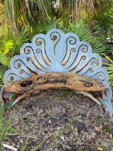 I saw this charming bench. Doesn't it remind you of a peacock's tail?