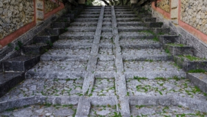 These stairs, which also lead to the Mound, are framed by rusticated stucco and stone walls. They were originally designed with ramps to accommodate gardeners’ carts and wheelbarrows.