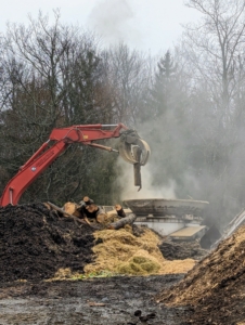 The jaws can pick up, move and sort several large logs or pieces of debris at a time.