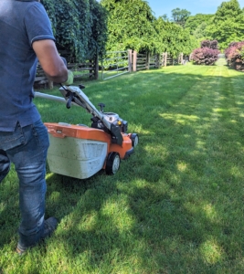 The polymer grass bag also helps to direct air and dust away from the operator.