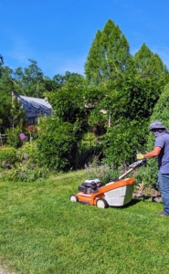 On this STIHL RM 655 VS mower, the Vario Drive self-propel system also enables one to select the proper ground speed. On a push mower, 3mph is the average speed. Going too fast can actually result in an uneven cut.